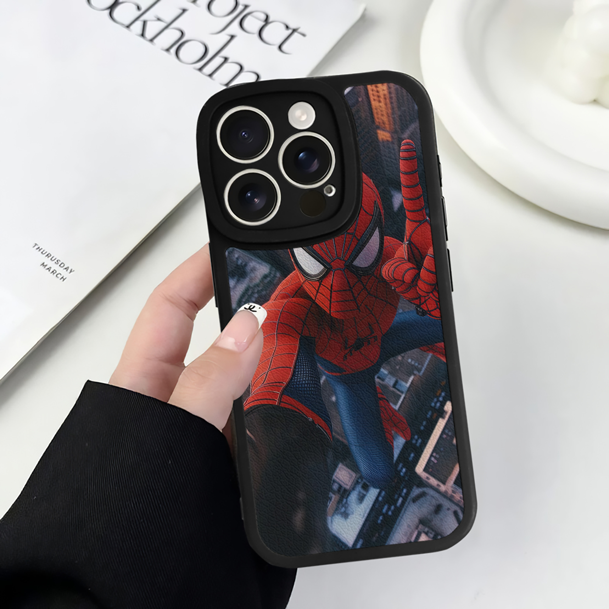 （画像用） Spider Man スパイダーマン 【iPhone 16シリーズ対応】シリコンスマホケース（レザー調） 材質：シリコン